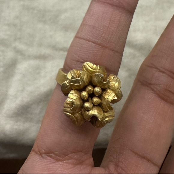 Gold Vintage Flower Ring - Picture 3 of 5